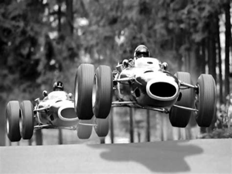 Jackie Stewart seguido por Graham Hill em Nürburgring (1966). | Coches y motocicletas, Autos y ...