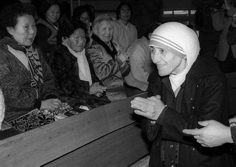 Mother Teresa is welcomed by aged women lepers on arriving at St ...