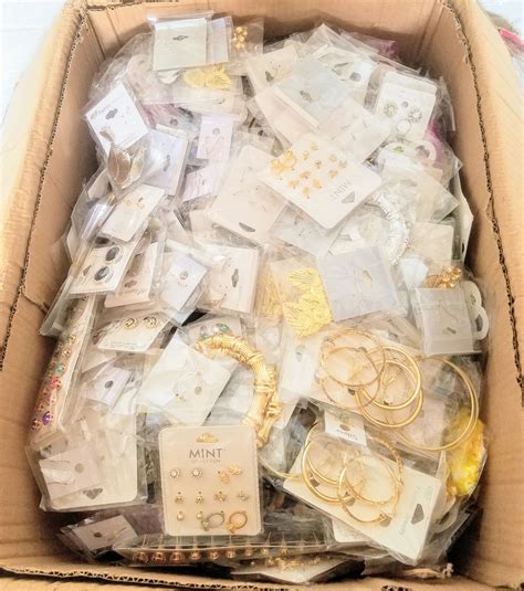 Wholesale Closeout Box Of 400-500 Pieces Of Fashion Jewelry Estimated ...