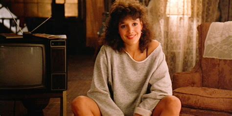 Flashdance Star revela que o visual icônico do moletom cortado foi um acidente total | Universo ...