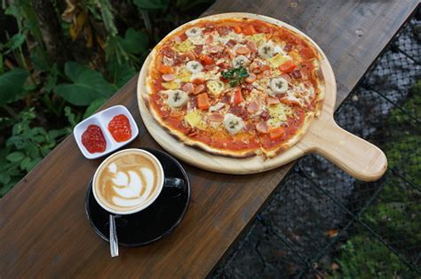 Hot Homemade Italian Pizza Siap Disantap Dengan Saus Tomat Dan Saus Sambal Selain Kopi Latte ...