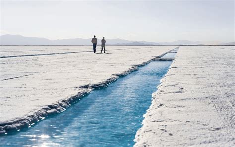 Lose yourself in the vastness of the Salinas Grandes Salt Flat | Evaneos