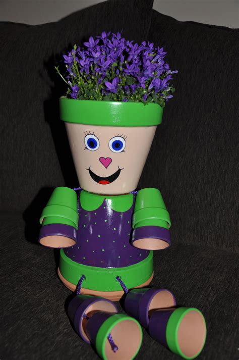 Flower pot person - flower pot people Clay Pot Projects, Clay Pot Crafts, Diy Clay, Diy Projects ...