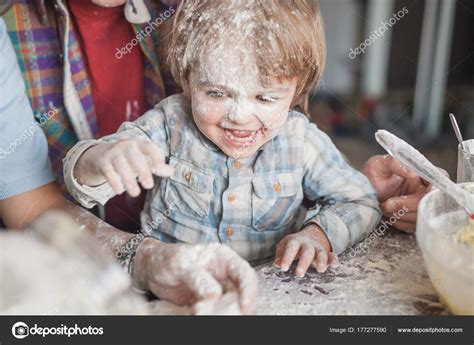 Flour — Stock Photo © DmytroBandakBO #177277590