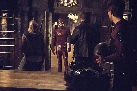 'Arrow' S3 Finale Trailer and Photos: Flash to the Rescue!