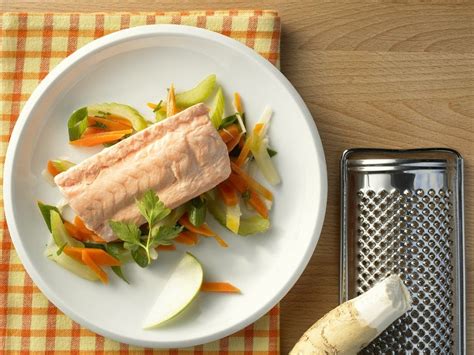 Steamed Salmon with Vegetables Recipe | EatSmarter