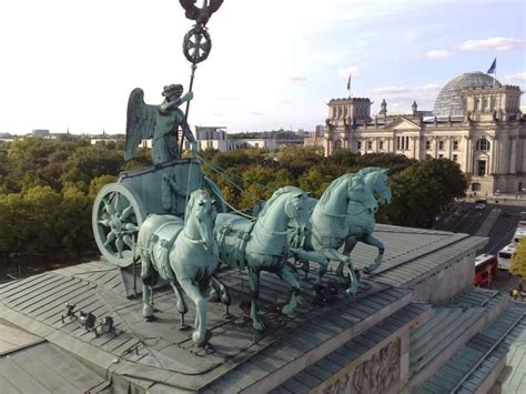 Quadriga, Brandenburger Tor, Reichstag | Berlin geschichte, Brandenburger tor, Quadriga ...