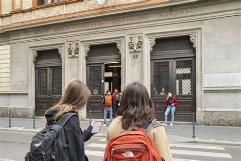 Liceo classico Manzoni, l’occupazione in cortile- Corriere.it