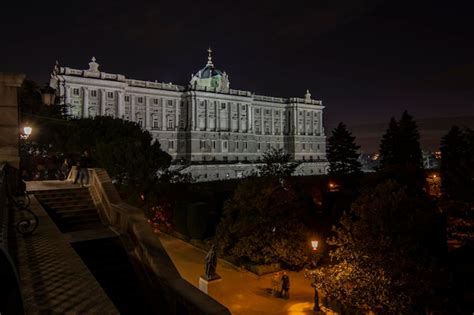 Premium Photo | Royal Palace of Madrid at night