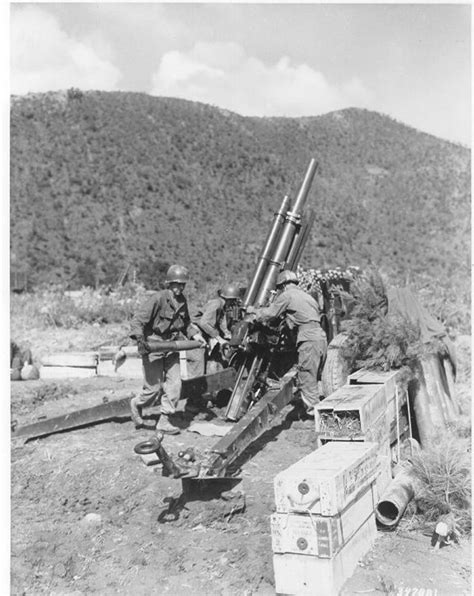 [Photo] US Army 105mm Howitzer M2A1 crew preparing to fire, Korea, 1950 | World War II Database