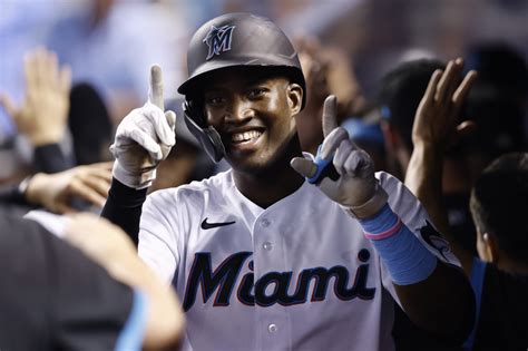 How should the Miami Marlins solve the CF issue? - BVM Sports