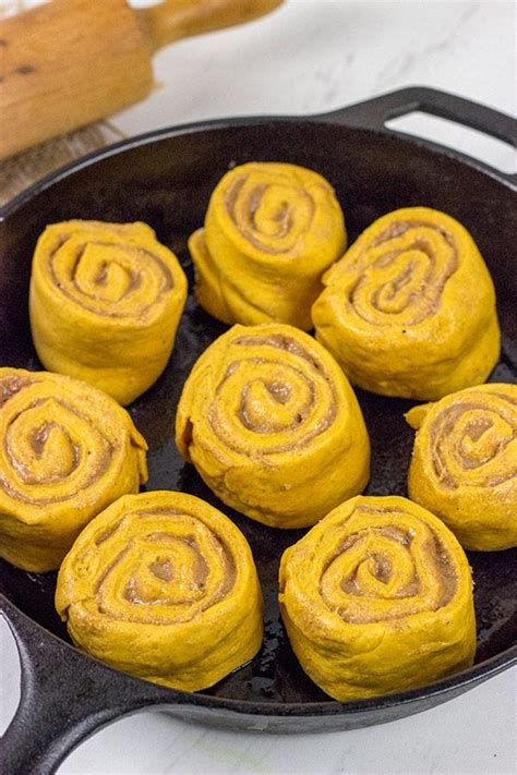 Pumpkin Spice Cinnamon Rolls - These tasty rolls are perfect for Autumn!