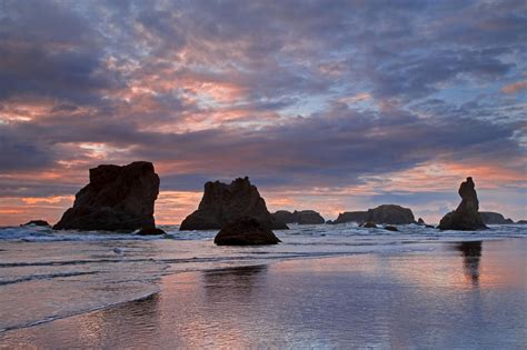 Sea Stacks Oregon | Sunset colors, Ocean beach, Bandon beach