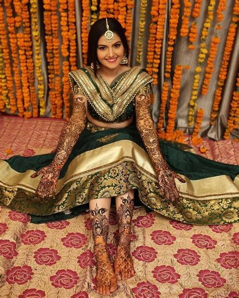 Traditional Look But Stylish Bridal Dresses For Mehndi Ceremony in 2020 ...