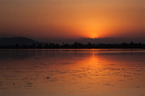 Sunset at Dal Lake in Srinagar, Kashmir - SandeepaChetan's Travel Blog