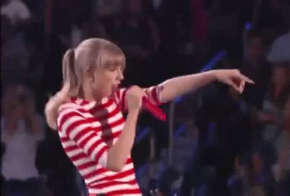 Taylor Swift Dancing GIF - Find & Share on GIPHY