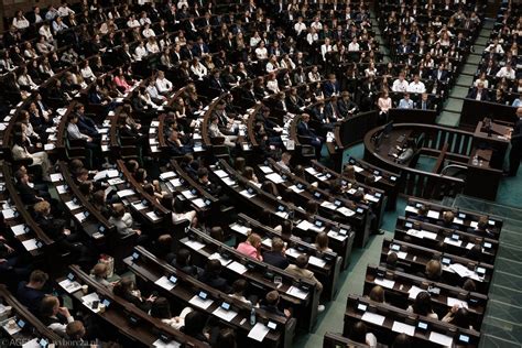 Uchodźcy w Polsce, 800+, nowelizacja budżetu. Sejm rozpoczął obrady