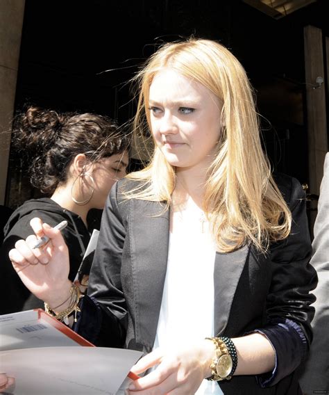 Dakota Fanning in NY - Twilight Series Photo (10945085) - Fanpop