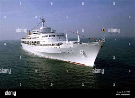 SS Canberra leaves on her first voyage after Falklands Service August 1982 Stock Photo - Alamy