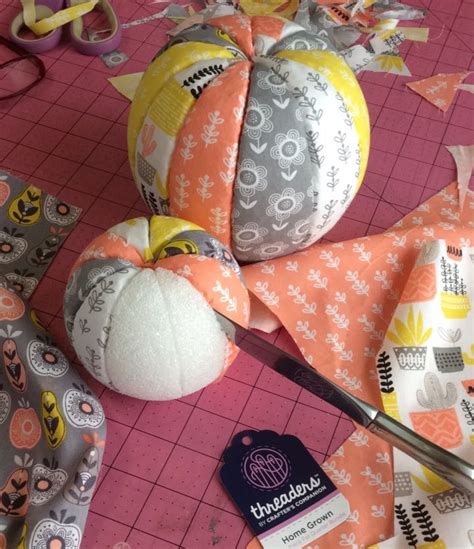 How to make no-sew fabric pumpkins – Recycled Crafts