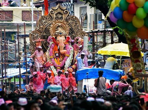 Ganpati Visarjan: Thousands Throng Mumbai Streets to Bid Adieu to ...