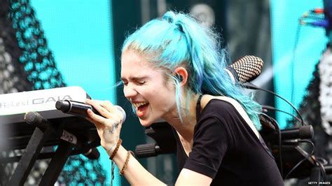 Canadian singer Grimes electrocuted by earpiece during Dublin gig - BBC News