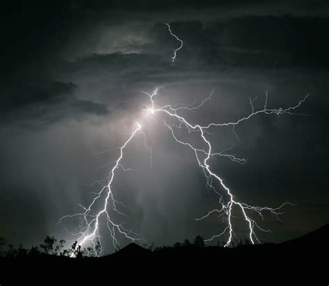 10 Terrifying Photographs Of Lightning Striking