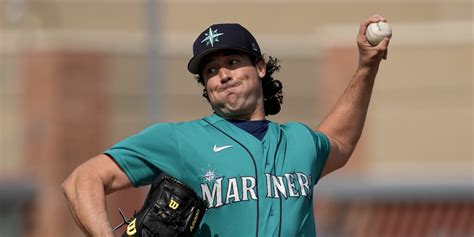 Mariners pitchers adding new pitches this spring