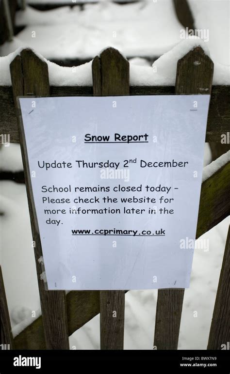 Sign on school gate saying School closed due to snow Stock Photo - Alamy