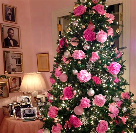 People Use Flowers To Decorate Their Christmas Trees And It's Beautiful | DeMilked