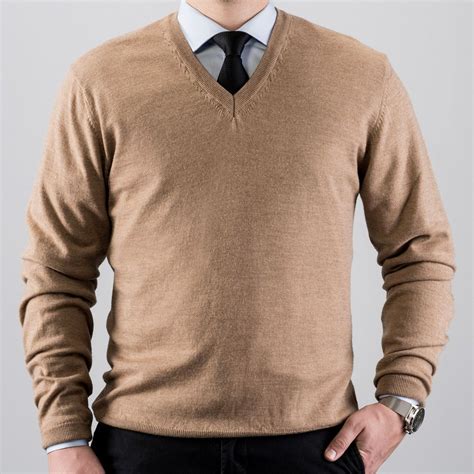 Camel farvet sweater i merino uld med V-hals | Tailor Store®