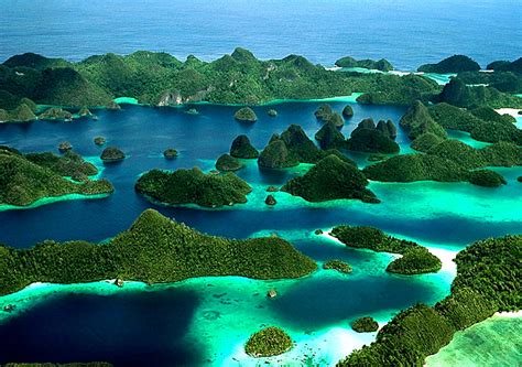 Raja Ampat Islands - Archipelago in Indonesia - Thousand Wonders