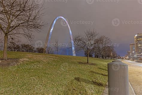 View of the Gateway Arch in St. Louis from Gateway Park at night 15176973 Stock Photo at Vecteezy