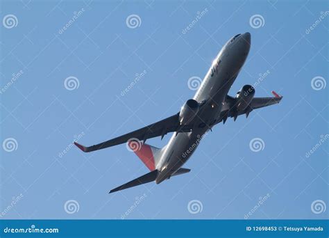 JAL BOEING 737-800 TAKEOFF at TOKYO INTERNATIONAL Editorial Stock Photo ...