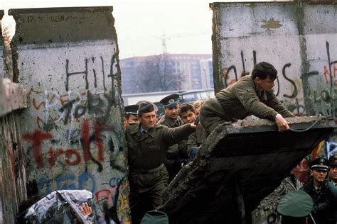 Here's How People Celebrated The Fall Of The Berlin Wall