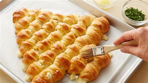 Pull-Apart Crescent Christmas Tree Recipe - Pillsbury.com