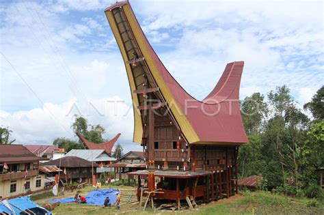 PEMBANGUNAN RUMAH ADAT TORAJA TONGKONAN | ANTARA Foto