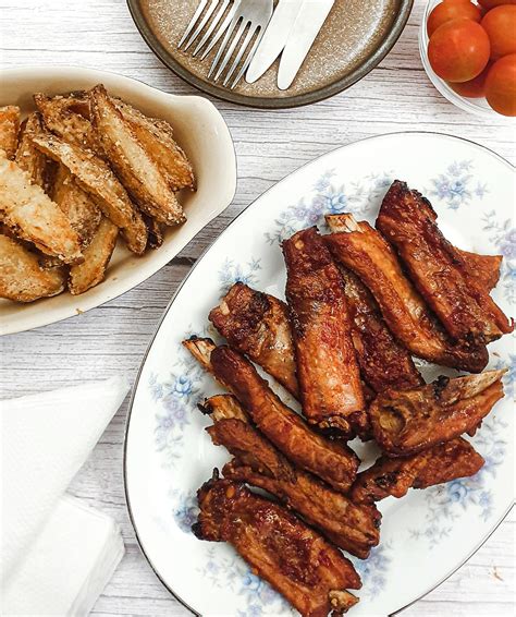 Oven-baked sticky pork ribs with honey glaze - Foodle Club