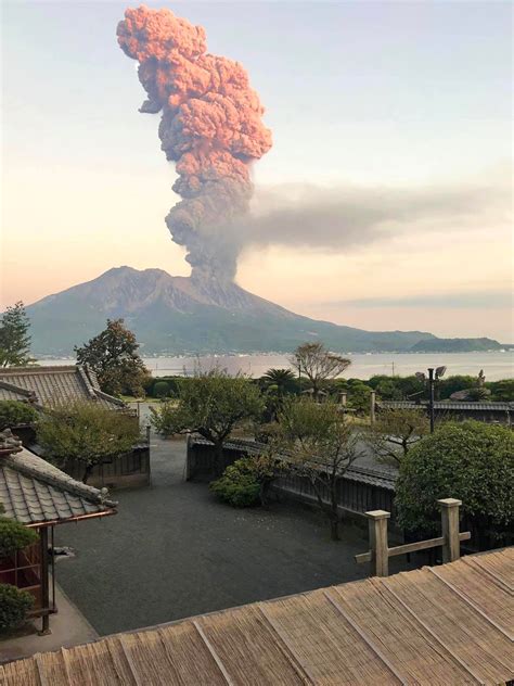 Sciency Thoughts: Spectacular eruption on Mount Sakurajima, Japan.