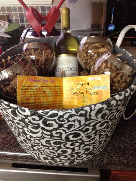 Gift basket i made for my moms birthday! Wine, wine glasses, and a Spa gift card! | Spa gift ...