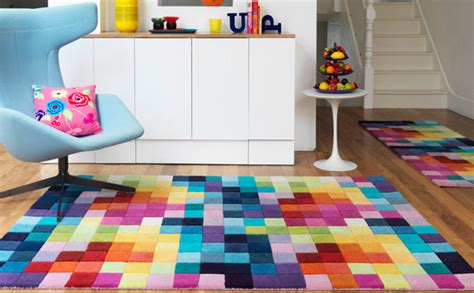 10 Living Room Designs With Colorful Rug | Housetodecor.com