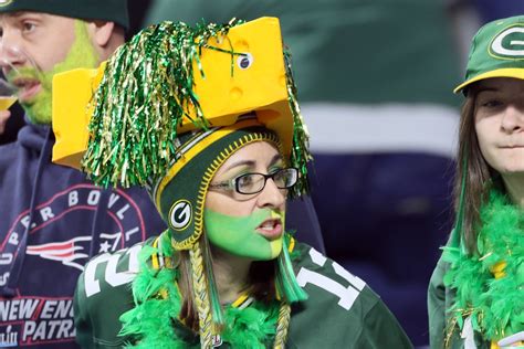 Why do Green Bay Packers fans wear cheese heads? | The US Sun