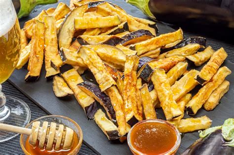 Berenjenas fritas con miel, crujientes con la receta tradicional