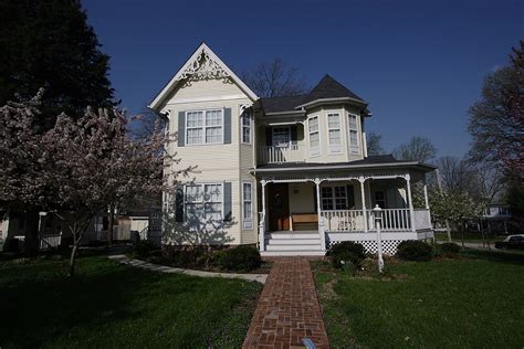 File:Victorian home restored.JPG - Wikipedia