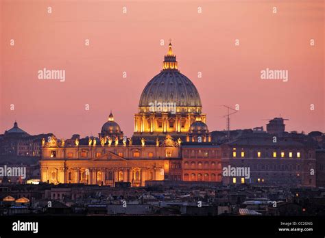 basilica san pietro roma italia Stock Photo - Alamy
