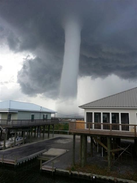 Incredible photo of a waterspout near Grand Isle, La. - Weather