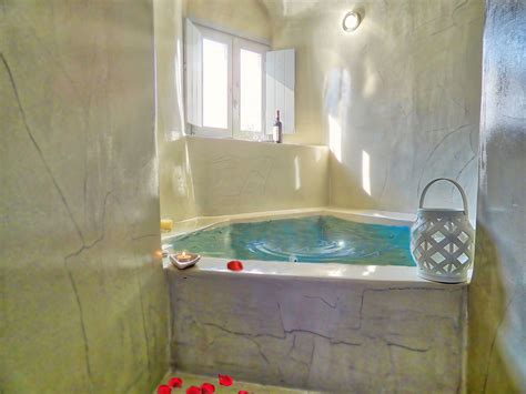 Jacuzzi Suite for 3 Persons - the Αeri Mist - Golden Stone Suites