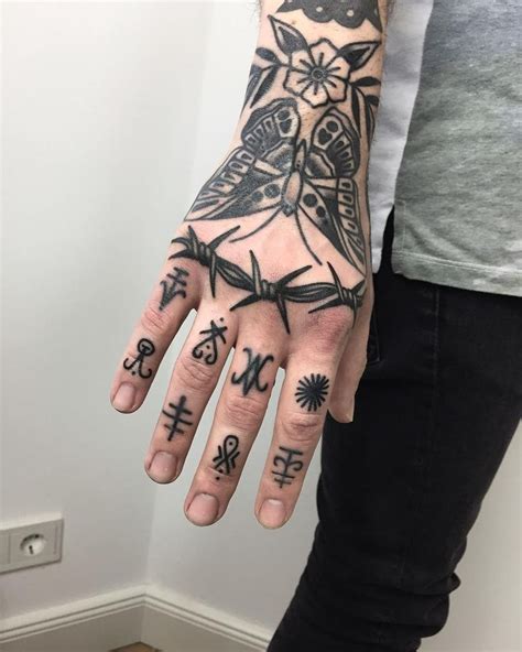 Pin de Tannia Falconer en .TATOOS . | Tatuajes en la mano para hombres, Tatuajes en la mano ...