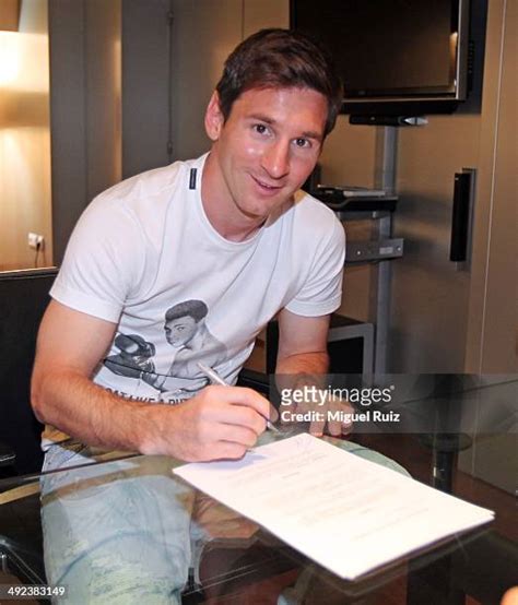 16 Lionel Messi Signs New Contract With Fc Barcelona Stock Photos, High ...