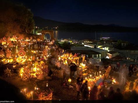 Noche de Muertos en Janitzio - Cambio de Michoacán